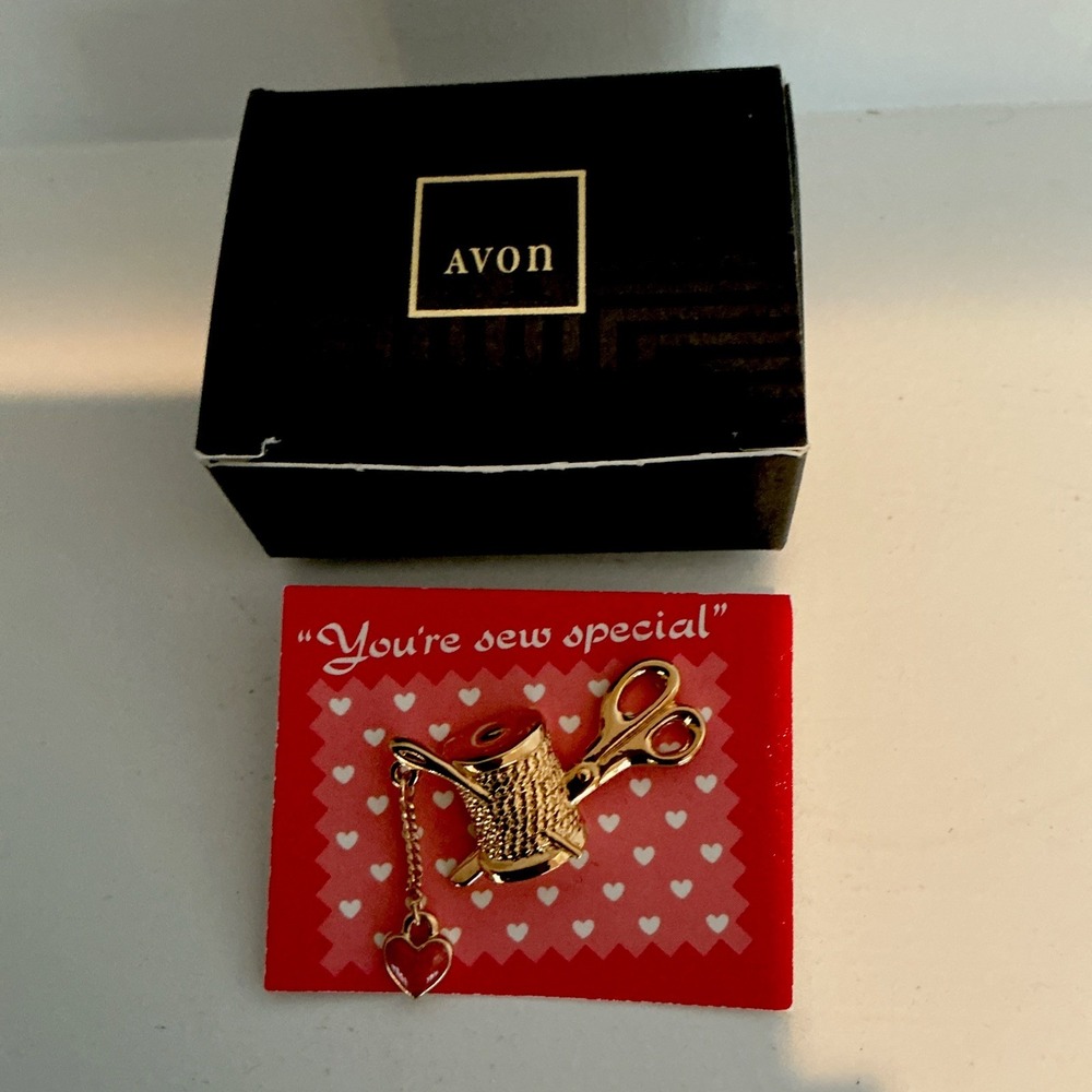 Avon Vintage 1992 You're My Favorite Hobby Scatter Pin Sew Special